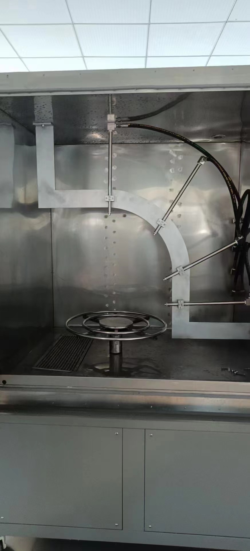 淋雨試驗(yàn)箱內(nèi)部示意圖