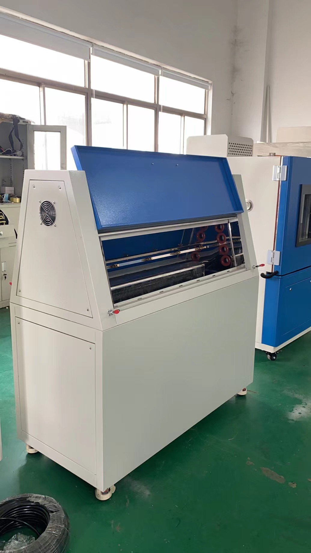 紫外老化試驗(yàn)箱示意圖